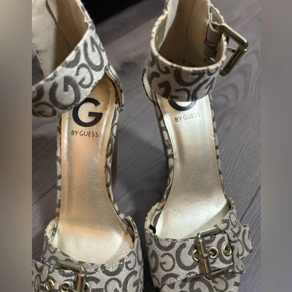 Y2K G By Guess Faux Wood Tan Logo Sultry Wedges Buckle Strappy Stylish Club Sexy